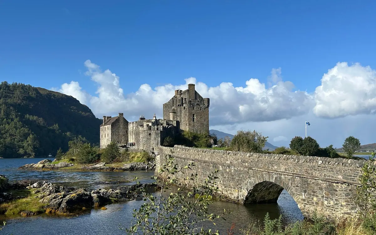 Eilean Donan Castle e il suo ponte in pietra ad arco sull'acqua
