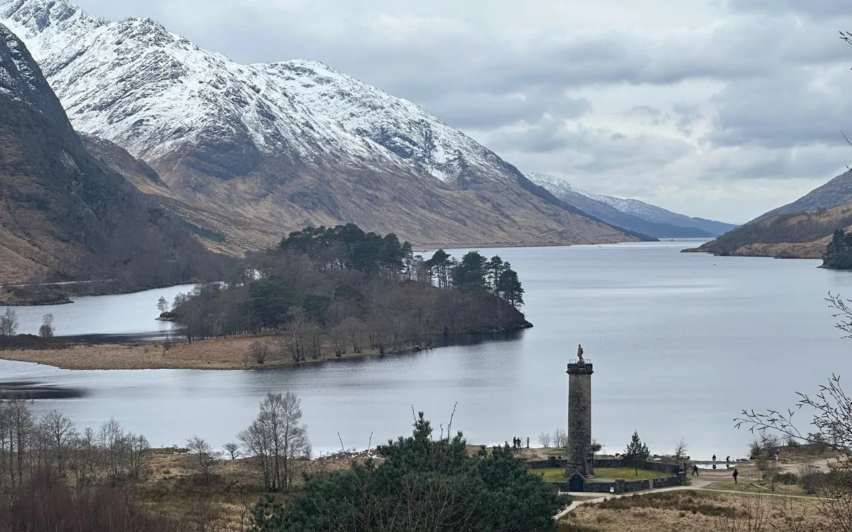 Il Glenfinnan Monument sulla riva del Loch Shiel