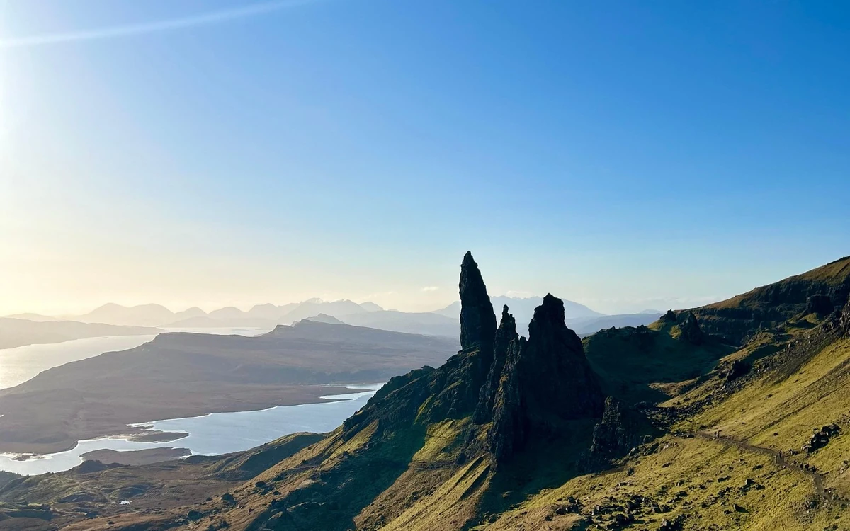 Le guglie dell'Old Man of Storr su una cresta sopra il mare