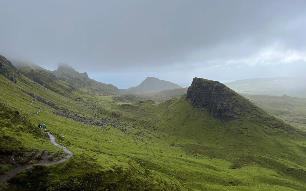 Un sentiero che si snoda tra le creste verdi del Quiraing