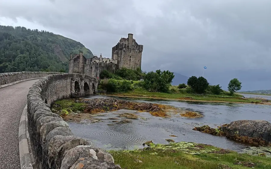 Eilean Donan Castle alla fine del suo ponte di pietra ad arco